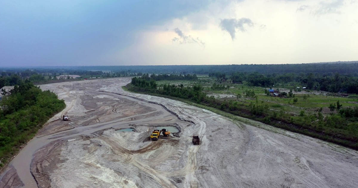 तस्बिर: मोरङ मिक्लाजुङस्थित बक्रा नदीमा भइरहेको नदीजन्य सामग्री उत्खनन/हिमाल खबर